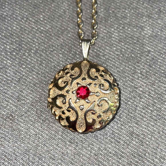 Vintage locket necklace. 22”. Ruby Red & Gold - Picture 2 of 6